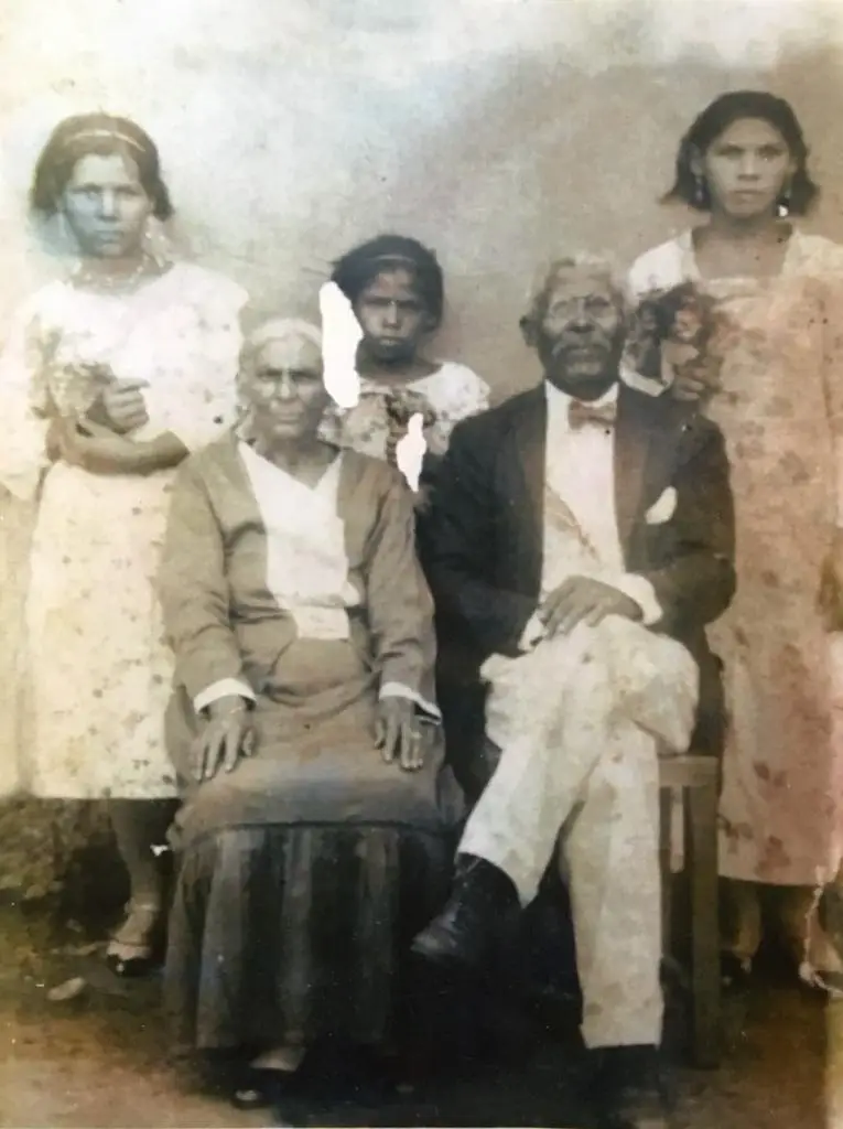 THOMAZ TEODÓSIO, SUA ESPOSA ROSA E FILHAS - IGREJA BOM JESUS DA CANA VERDE (LOCALIDADE CORRENTE/TAMBORIL DO PIAUÍ) 